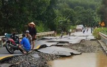 Nước lũ rút, mặt đường quốc lộ hiện ra như 'bánh đa vỡ'