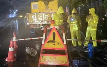 Công nhân thoát nước Hà Nội dầm mưa làm việc giữa đêm