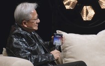 CEO Nvidia ngồi giữa sân khấu nghe điện thoại ông Trump, bật cả loa ngoài