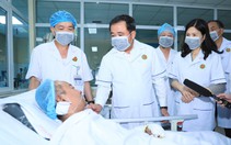 Bí thư Hà Nội vào viện thăm hỏi các nạn nhân trong vụ cháy tại Tây Hồ
