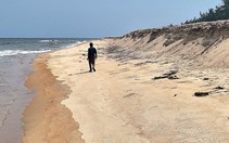 Bờ biển sạt lở tạo vách cao hơn 2m, người dân chật vật tìm đường ra biển