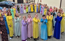 Trao tặng áo dài Việt Nam cho phụ nữ Belarus