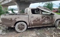 Ghe cào phát hiện xe bán tải chứa bộ xương người dưới kênh