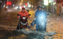 Nhiều đường tại TP.HCM ngập sau trận mưa lớn, hầm chui nút giao An Phú không ngập
