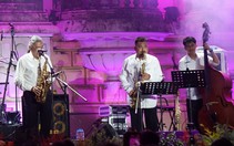 Cha con nghệ sĩ Quyền Văn Minh và các nghệ sĩ hâm nóng Hà Nội mưa lạnh bằng jazz