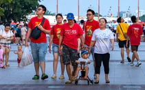 Hàng ngàn người đổ về trung tâm Hà Nội và TP.HCM chờ xem pháo hoa mừng Quốc khánh