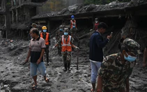 Lũ cuốn phăng nhiều két sắt chứa tiền, vàng của ít nhất 20 ngân hàng Nepal