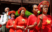 Dòng người thành kính dâng hoa sen trong lễ giỗ Chủ tịch Hồ Chí Minh