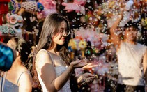 Phố Hàng Mã đông kín người, rực rỡ sắc màu dịp cận Trung thu
