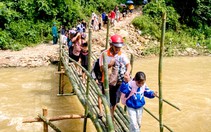 Núi lở lấp đường, xã làm cầu tạm, mở đường xuyên rừng đưa 172 học sinh đến lớp