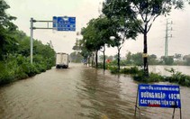 Ngập sâu 1m trên đại lộ Thăng Long, tạm thời cấm xe qua đường gom