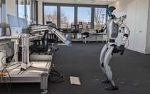 Robot hình người học làm thợ lợp mái: Đi trên mái dốc, cầm búa, bắn đinh