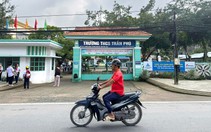Học sinh lớp 8 bị nhóm bạn đánh bằng nón bảo hiểm trước cổng trường