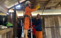 Điện lực Đông Giang đóng điện Khu tái định cư thôn A Bung - Tu Ngung