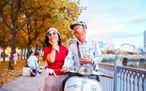 Con đường ngập lá vàng như 'mùa thu TP.HCM' hút nhiều người đến chụp ảnh