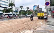 Xe ben làm rơi bùn đất xuống đường Cộng Hòa, nhiều người đi xe máy trượt ngã