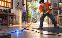 Làm sao để cứu người mà tránh được điện giật 'dây chuyền'?