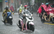 Mây đen kéo đến gần trưa, trung tâm Hà Nội mưa rào kèm sấm sét