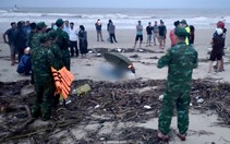 5 học sinh bị sóng cuốn khi tắm biển lúc trời mưa, một em tử vong