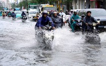 Đường Bùi Viện, D5, TP.HCM ngập nước mênh mông sau 1 giờ mưa lớn