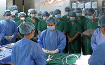 Xúc động hình ảnh y bác sĩ tiễn biệt đồng nghiệp chết não trước giờ hiến tạng