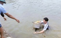 Nam sinh lớp 11 lao xuống dòng nước sâu cứu hai em nhỏ