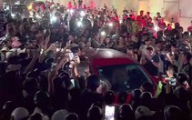 Một phụ nữ chặn ô tô nghi đánh ghen, đám đông vây kín livestream, đăng mạng xã hội