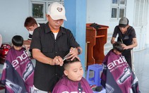 Trao nhiều phần quà, khám bệnh và cắt tóc miễn phí cho học sinh ở ‘vùng rừng’ Cà Mau
