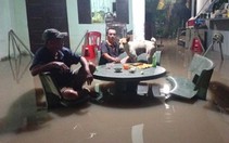 TP.HCM: Mưa lớn, nước tràn vào nhà, người dân Thuận An chủ động sơ tán