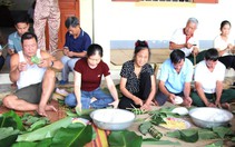 Cả làng gói bánh chưng làm quà Trung thu cho trẻ em