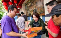 Có gì ở tiệm bánh Triệu Minh Hiệp mà khách xếp hàng rồng rắn chờ mua?