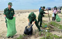 Bộ đội biên phòng cùng đoàn viên làm sạch 2km bờ biển, tổ chức gom chai nhựa đổi quà ở TP.HCM