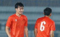 Hoàng Đức trở lại, tuyển Việt Nam dầm mưa tập luyện để đấu Thái Lan