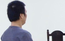 Cha nhốt con gái vào phòng rồi châm lửa đốt mặc con khóc lóc, van xin