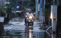 Triều cường đạt đỉnh sáng đầu tuần, người dân TP.HCM đi đường vòng, học sinh xắn quần đi học