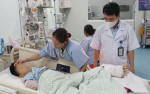 7 giờ phẫu thuật ghép tạm bàn tay vào chân bé trai bị cổng chào sập đè