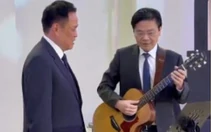 Thủ tướng Singapore đệm đàn guitar cho Thủ tướng Thái Lan hát