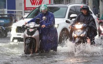 Mới 16h, toàn trung tâm TP.HCM mưa xối xả, ngập khắp nơi