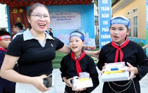 Hiệu trưởng, giáo viên vùng cao hạnh phúc bất ngờ khi được nhận quà