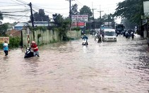 Mưa lớn, triều cường, dân Đồng Nai sáng sớm bì bõm lội nước đi làm