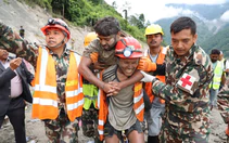 Kỳ tích ở Nepal: Hai công nhân được cứu sống sau 9 ngày mắc kẹt trong đường hầm