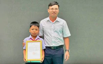 Trả lại túi đánh rơi, học sinh lớp 4 được khen thưởng ngay lễ khai giảng