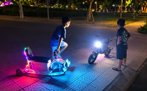 Bé 5 tuổi ở Đà Nẵng lái xe điện 3 bánh tự chế chết sau va chạm với xe tải