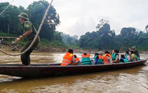 Bộ đội dùng thuyền chở học sinh qua sông dự ngày khai trường