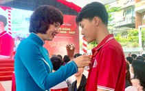 Hiệu trưởng ĐH Ngoại thương trao huy hiệu cho tân SV 'bước đi khuyết tật, 3 lần là HS giỏi tỉnh Quảng trị'