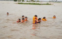 Không chỉ người dân, du khách cũng rủ nhau tắm đồng mùa nước nổi