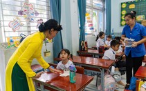 Nhiều trường dừng bán trú, phụ huynh vất vả đưa đón con ngày 4 lượt