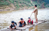Sắp có cầu bê tông, học sinh vùng cao không còn phải đi bè qua sông đến lớp