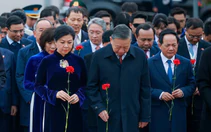 Tổng Bí thư, Chủ tịch nước Tô Lâm và Phu nhân dâng hoa tưởng nhớ Chủ tịch Hồ Chí Minh tại Nga