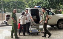 Nhận đền bù nhà đất, công an điều xe đưa dân mang tiền đi gửi ngân hàng